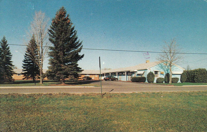 Pine River Motel (Moon-E-Motel) - Old Postcard (newer photo)